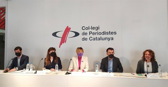 De izquierda a derecha, los abogados Raimon Toms y Olga Arderiu, la expta.Del Parlament Carme Forcadell, el abogado Iñigo Iruín y Marta Vilaret (ERC).