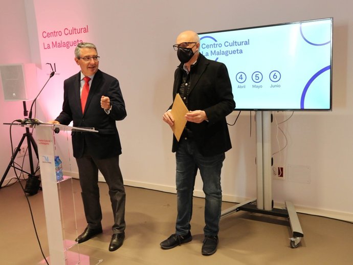 El presidente de la Diputación de Málaga, Francisco Salado, y el director de la Térmica, Salomón Castiel, presentan la nueva temporada del Centro Cultural de La Malagueta
