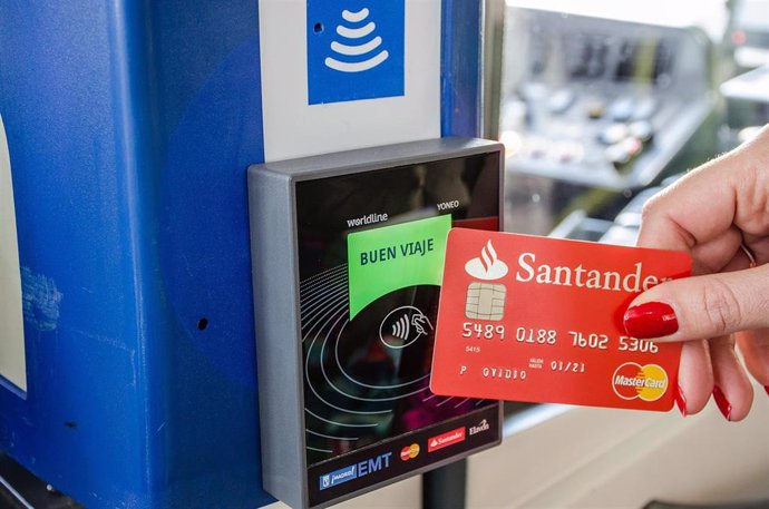 Archivo - Pago con una tarjeta contactless en el autobús.