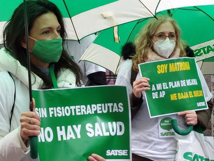 Enfermeros y fisioterapeutas se concentran frente a la Consejería para denunciar el despido de 3.500 profesionales
