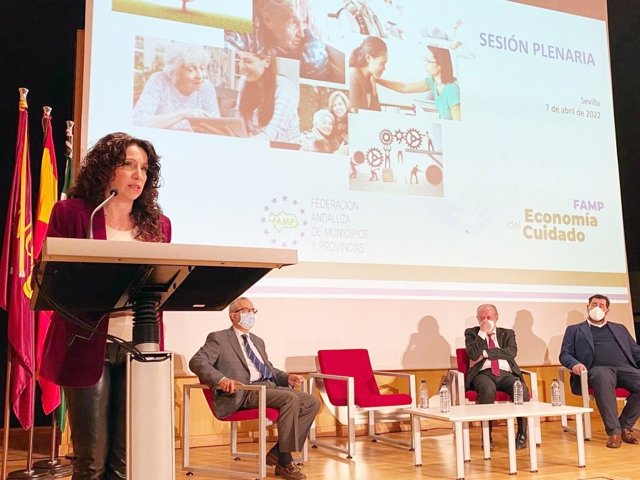 La consejera de Igualdad, Políticas Sociales y Conciliación ha participado en la sesión plenaria del Laboratorio de Innovación por la Economía del Cuidado, donde ha destacado el proceso puesto en marcha por su departamento.