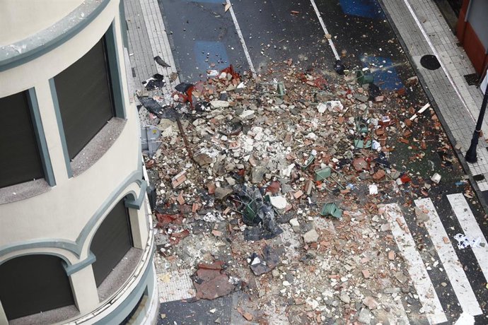 Archivo - scombros ocasionados por el derrumbe de la terraza del colegio San Vicente de Paul de Gijón, a 5 de enero de 2022, en Gijón