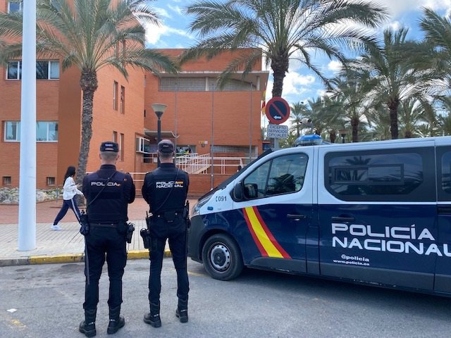 Alicante.- Sucesos.- Detenidos tras ser sorprendidos 'in fraganti' en pleno asalto para robar en una vivienda de Elche 