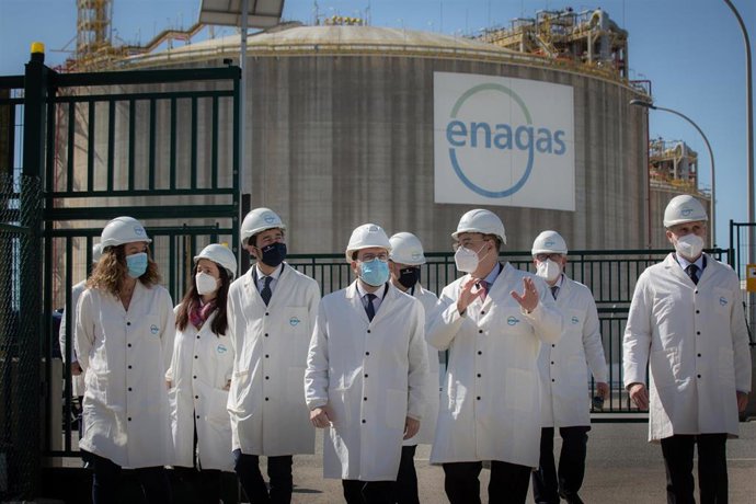 El presidente de la Generalitat, Pere Aragons, acompañado por el presidente de la empresa, Antoni Llardén; el presidente del Puerto, Dami Calvet, y la directora general de Energía, Assumpta Farran, durante la visita a la planta de Enagas.