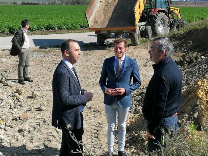 De izquierda a derecha, el delegado territorial de Regeneración, Justicia y Administración Local de la Junta en Sevilla, Javier Millán, y el alcalde de Los Molares, José Veira, en las obras que acaban de empezar del futuro espacio multicultural.