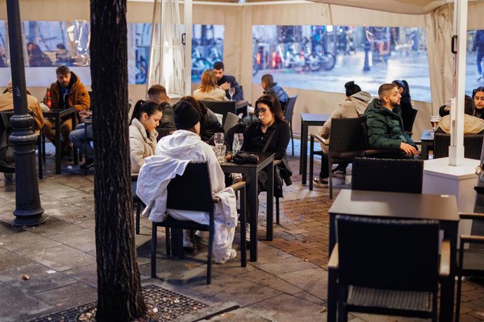 Archivo - Tres amigos toman el aperitivo en la plaza de San Ildefonso 