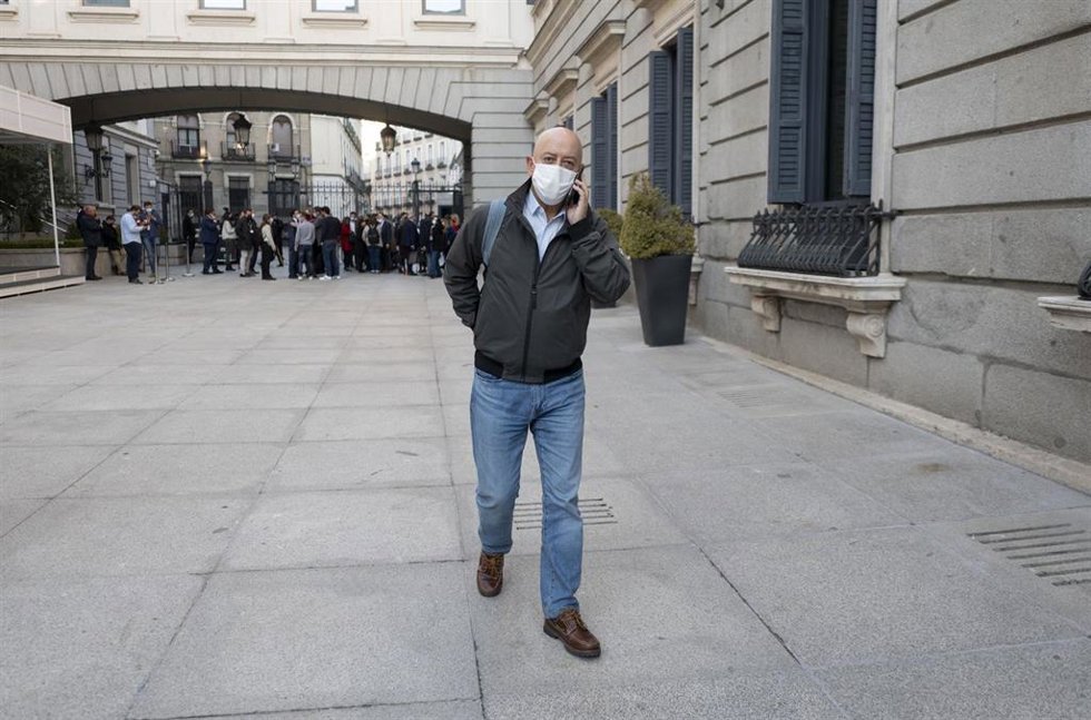 Archivo - El diputado vasco del PSOE, Odón Elorza, habla por teléfono a su salida de una sesión plenaria del Congreso 