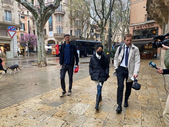 La exregidora de Función Pública y Gobierno Interior Aurora Jhardi entrando a la Audiencia Provincial de Palma.