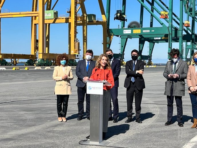La ministra de Transportes, Movilidad y Agenda Urbana, Raquel Sánchez, en su visita al Puerto de Huelva.