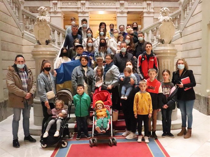 El presidente de la Junta, Marcelino Marcos Líndez, recibe a un grupo de 24 refugiados ucranianos en el Parlamento asturiano.