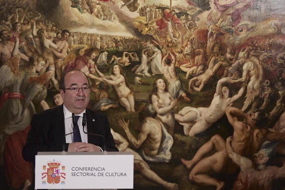 El ministro de Cultura y Deporte, Miquel Iceta, atiende a los medios de comunicación durante la XXX reunión del Pleno de la Conferencia Sectorial de Cultura en el Museo de Bellas Artes, a 7 de abril de 2022 en Sevilla (Andalucía, España)
