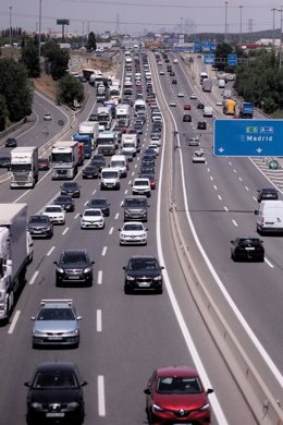 Archivo - Tráfico de coches en la autovía del Sur o A-4, antiguamente llamada autovía de Andalucía a la altura de la localidad del municipio de Getafe, a 11 de junio de 2021, en Madrid (España). Acercándonos a la entrada del verano, muchas familias está