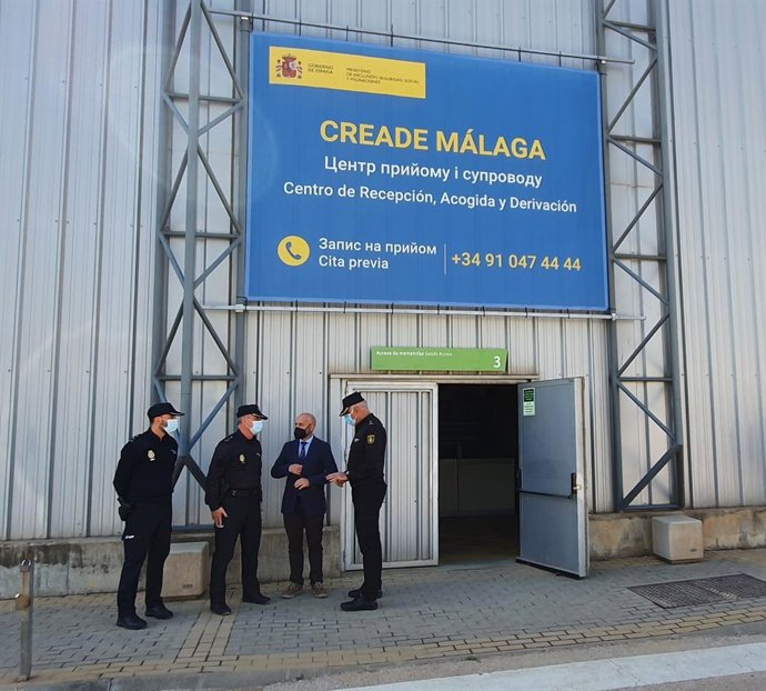 El subdelelegado del Gobierno en Málaga, Javier Salas, visita el Creade para refugiados ucranianos puesto en marcha en Fycma