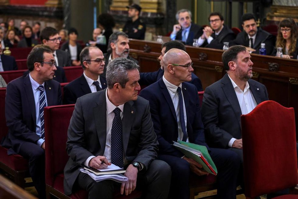 Archivo - El exvicepresidente de la Generalitat Oriol Junqueras (d); el exconsejero de Asuntos Exteriores Raül Romeva (c) y el exconsejero de Interior Joaquim Forn (i), junto al resto de los líderes independentistas acusados por el proceso soberanista c