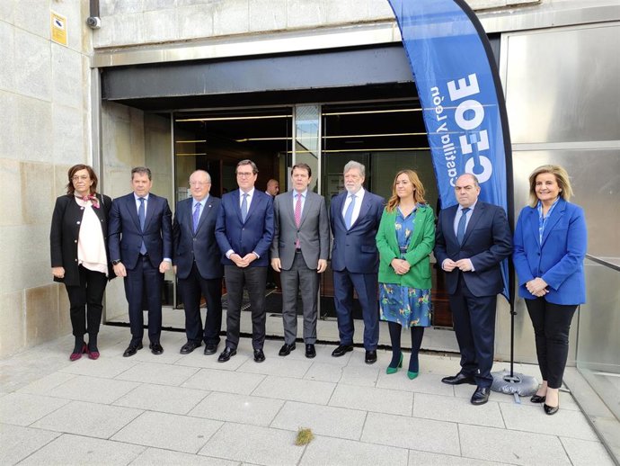 El presidente de la Junta en funciones, Alfonso Fernández Mañueco, en el centro, en la clausura de la Asamblea General Electoral de CEOECyL.
