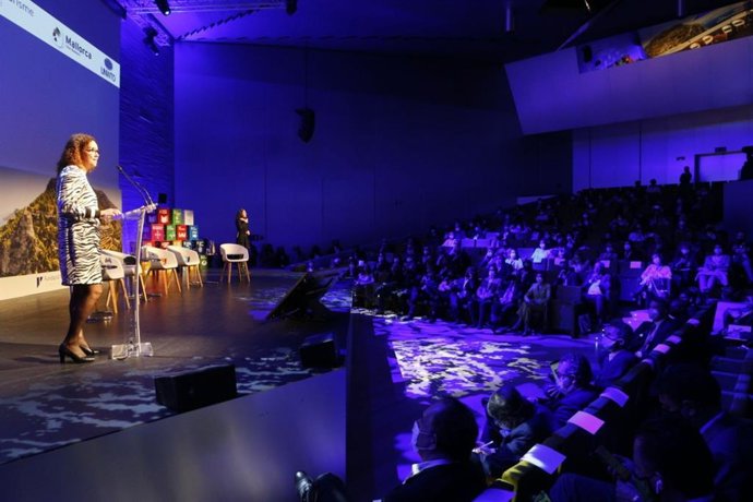 La presidenta del Consell de Mallorca, Catalina Cladera, interviene en la cumbre 'Destinos Sostenibles. Liderando la Transformación' en el Palau de Congressos de Palma