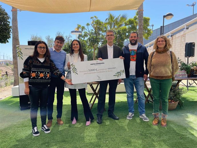 Óscar Pastor, director de Nueva Condomina, entrega el cheque de 1OOOLIVES a la Coordinadora de Barrios de Murcia