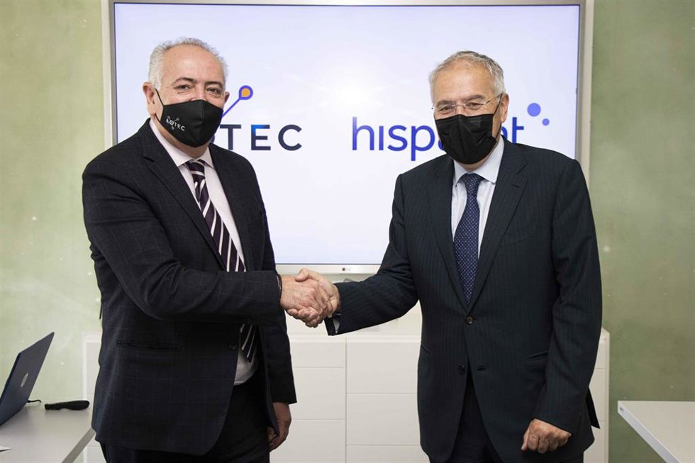 El presidente de Aotec, Antonio García Vidal, se estrecha la mano con el consejero delegado de Hispasat, Miguel Ángel Panduro, tras la firma de un acuerdo entre ambas entidades.