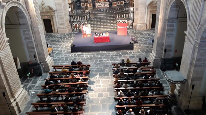 La directora general de Cultura y Patrimonio, Carmen Amoraga, en la reunión mantenida este jueves con los agentes que fomentan la lectura en los municipios de Valencia