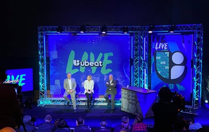 Jaume Collboni, Mari Carmen Fernández (Mediapro) y Constantí Serrallonga (Fira), en la presentación del Ubeat Live