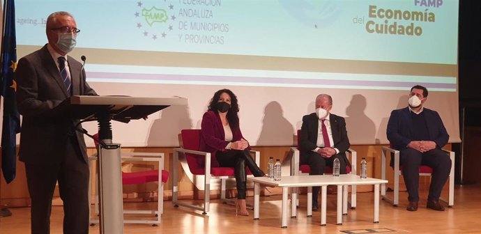 Presentación del ciclo sobre las huellas de la Sevilla del 29 que se desarrollará en el Espacio Santa Clara.