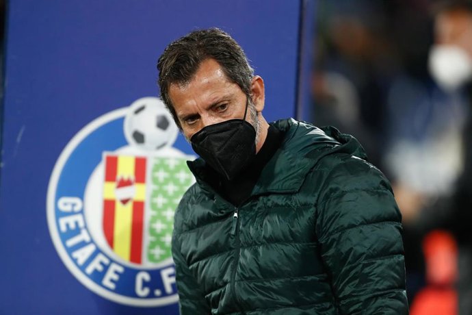 Archivo - El entrenador del Getafe, Quique Sánchez Flores, durante el partido entre el club 'azulón' y el Levante en el Coliseum Alfonso Pérez de  LaLiga Santander 2021-2022.