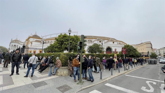 Colas a las puertas de la plaza de toros de la Maestranza para lograr entradas sueltas para la Feria de Abril y el Domingo de Resurrección.