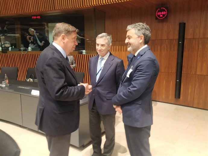 El ministro de Agricultura, Pesca y Alimentación, Luis Planas; el embajador representante permanente adjunto de España ante la Unión Europea, Raúl Fuentes Milani, y el consejero de Medio Rural y Cohesión Territorial, Alejandro Calvo