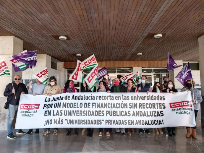 Cientos de personas se manifiestan en protesta por el desmantelamiento del sistema universitario público andaluz