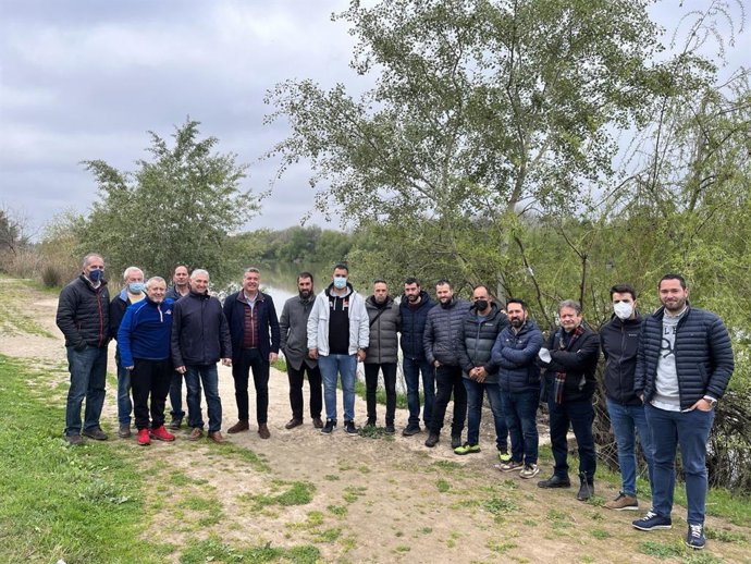 Manuel Torrejimeno con representantes de los clubes de pesca y del Consejo del Movimiento Ciudadano, en la zona del río Guadalquivir en la capital.