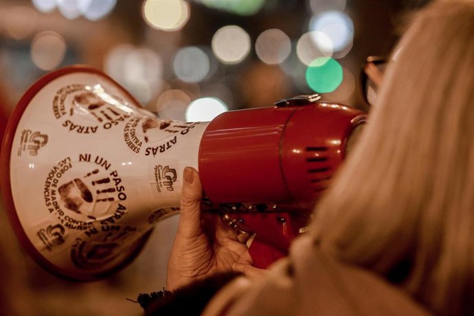 Archivo - Manifestación en recuerdo a las mujeres víctimas de violencia de género en la Puerta del Sol, Madrid (España), a 25 de octubre de 2019.