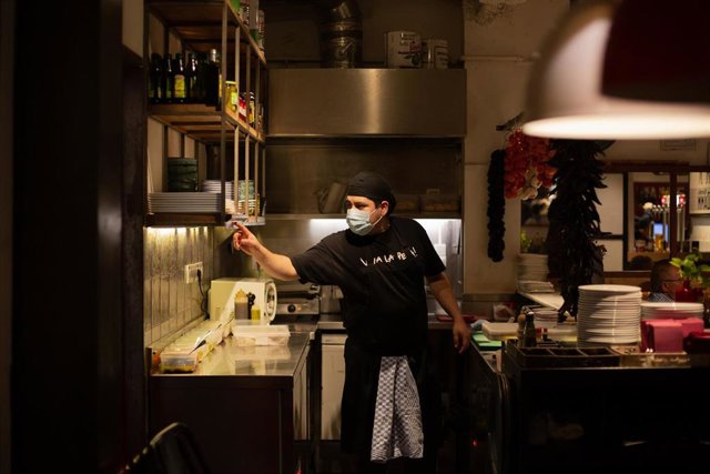 Archivo - Un cocinero en el interior de un bar 