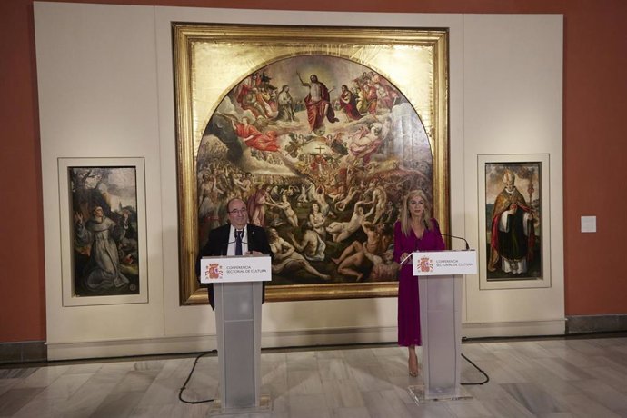 El ministro de Cultura y Deporte, Miquel Iceta, junto a la consejera de Cultura y Patrimonio Histórico, Patricia del Pozo, atendiendo a los medios de comunicación durante la XXX reunión del Pleno de la Conferencia Sectorial de Cultura en el Museo de Bel