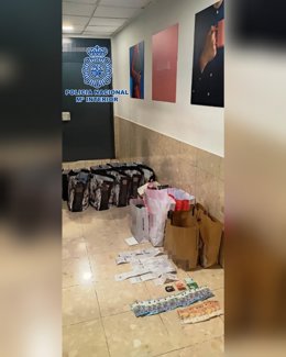 Bolsas requisadas a tres jóvenes de Santa Cruz de Tenerife que robaron a un anciano e hicieron compras por más de 11.000 euros