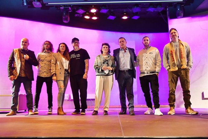 Foto de familia de la presentación del I Festival Primavera Tomares.