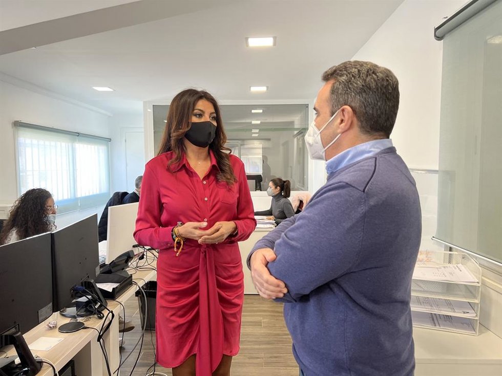 La delegada territorial de Turismo de la Junta en Málaga, Nuria Rodríguez, en una visita a la agencia de viaje Diversion Tours de Torremolinos
