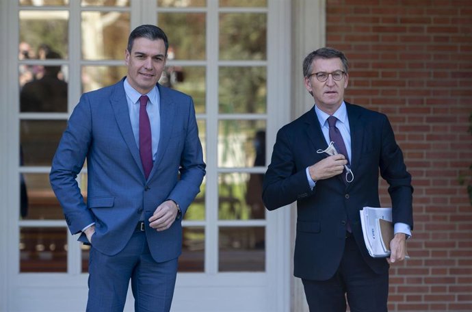 El presidente del Gobierno, Pedro Sánchez (i), recibe al presidente nacional del PP, Alberto Núñez Feijóo (d), en La Moncloa, a 7 de abril de 2022, en Madrid (España). Se trata de la primera reunión en el Palacio de la Moncloa tras el nombramiento de Fe