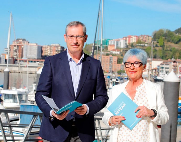 El diputado general de Gipuzkoa, Markel Olano, y la alcaldesa de Pasaia, Izaskun Gómez