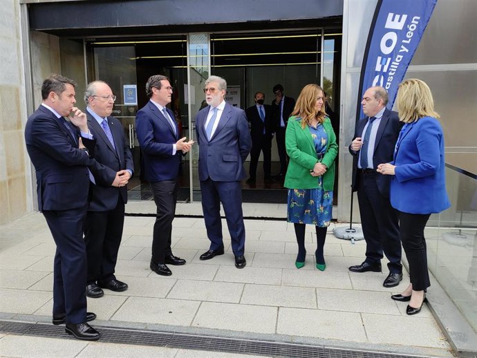 El presidente de CEOE, Antonio Garamendi, (tercero por la izquierda), conversa con el presidente de CEOE CyL, Santiago Aparicio.