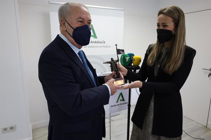 La delegada del Gobierno de la Junta en Huelva, Bella verano, ha recibido este jueves en su despacho a una representación del Consejo de Hermandades de Huelva, encabezado por su presidente, Antonio González.