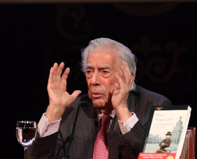 El escritor, político y periodista, Mario Vargas Llosa, presenta su libro La mirada quieta (de Pérez Galdós), en el Ateneo de Madrid