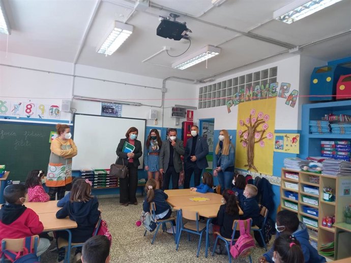 El delegado territorial Antonio Jiménez visita el CEIP Ángel Frigola