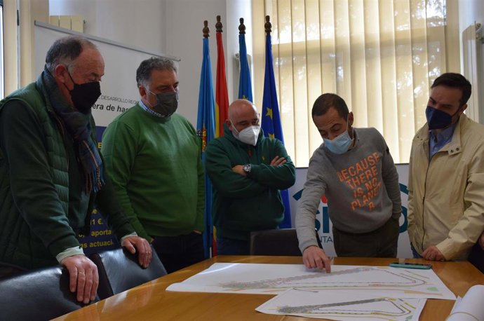 Presentación del proyecto de urbanización de la calle La Isla, en Pola de Siero