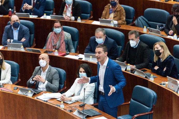 El secretario general del PSOE-M, Juan Lobato, interviene en una sesión plenaria en la Asamblea de Madrid