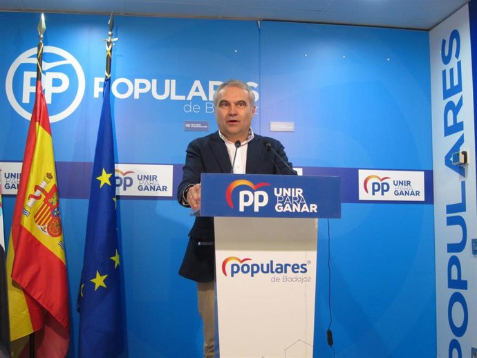 El senador del Partido Popular por Badajoz y exalcalde de la capital pacense, Francisco Javier Fragoso, en rueda de prensa