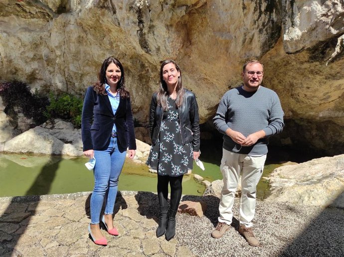 Purificación Joyera (izda.) junto a Teresa Romero (centro) en Monturque.