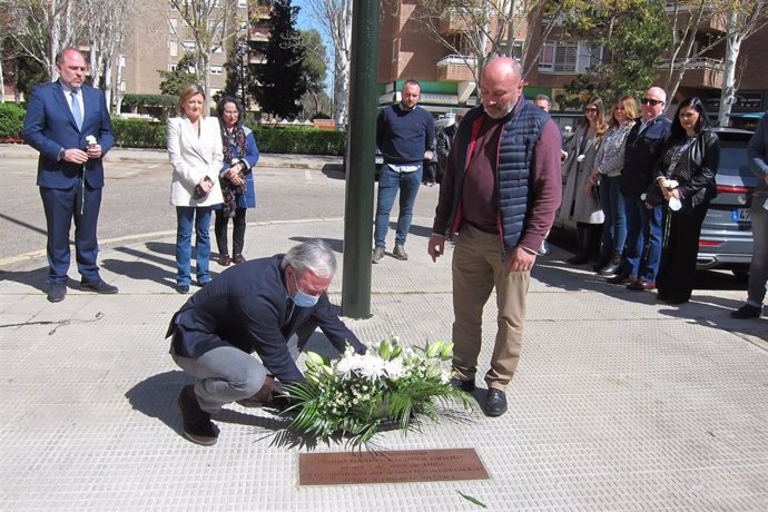 El alcalde de Zaragoza, Jorge Azcón, hace una ofrenda floral junto a la placa situada en la Plaza de las Madres de Mayo en recuerdo a Manuel Escuder, asesinado por los GRAPO hace 29 años.