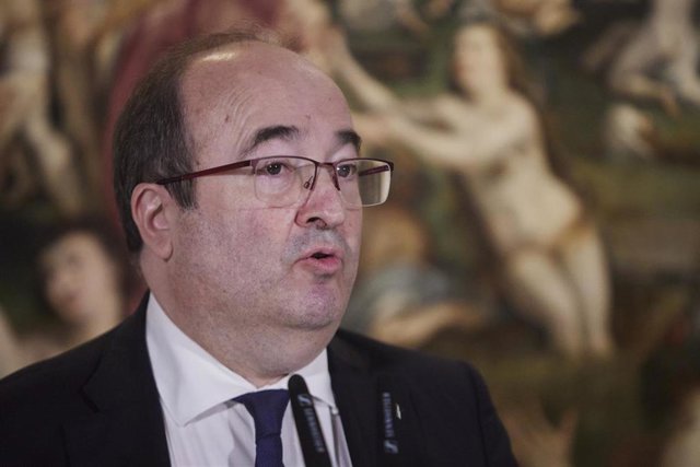 El ministro de Cultura y Deporte, Miquel Iceta, atiende a los medios de comunicación durante la XXX reunión del Pleno de la Conferencia Sectorial de Cultura en el Museo de Bellas Artes, a 7 de abril de 2022 en Sevilla (Andalucía, España)
