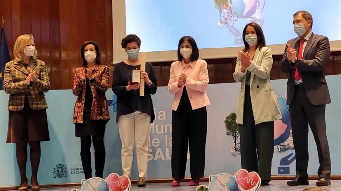 Marian Nuin, gerente del ISPLN con el reconocimiento junto con Margarita Robles, ministra de Defensa (a su izquierda); y Carolina Darias, ministra de Sanidad (a su derecha)