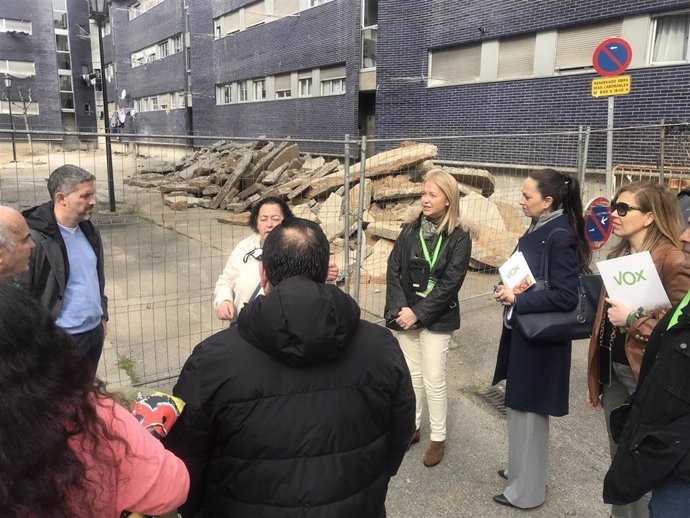 Los concejales de Vox en el Ayuntamiento de Oviedo, Cristina Coto y Hugo Huerta visitan Ventanielles